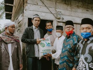 UAS saat menyalurkan beras di Tiga Binanga, Kab Karo, Sabtu (20/3/2021).