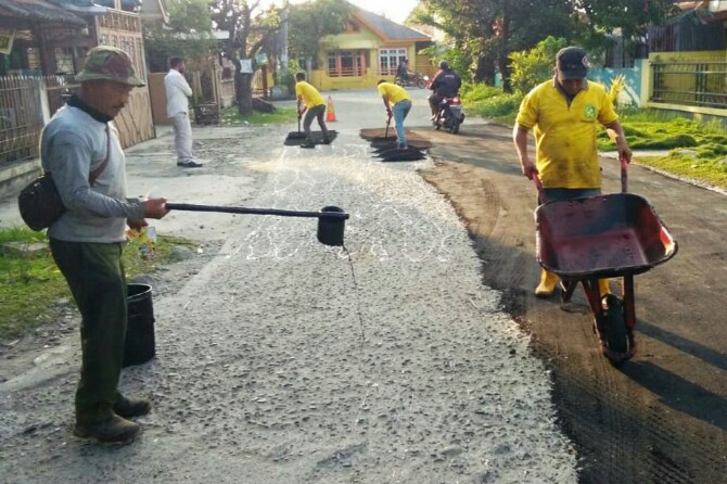 Staf Dinas PU Kota Medan melakukan patching salahsatu jalan di Kota Medan beberapa waktu lalu.