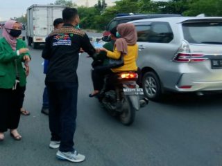 KPOTI Sumatera Utara dan 10 komponen lembaga kepemudaan, mahasiswa dan relawan Rumah Qur'an menyalurkan masker dan hand sanitizer di Komplek MMTC Pancing sebagai upaya kampanye protokol kesehatan (prokes).