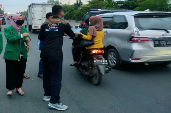 KPOTI Sumatera Utara dan 10 komponen lembaga kepemudaan, mahasiswa dan relawan Rumah Qur'an menyalurkan masker dan hand sanitizer di Komplek MMTC Pancing sebagai upaya kampanye protokol kesehatan (prokes).
