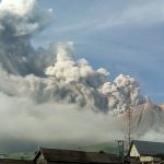 Gunung Sinabung di Kabupaten Karo, Sumatera Utara (Sumut) kembali erupsi dengan meluncurkan guguran awan panas pada Rabu (3/3/2021).