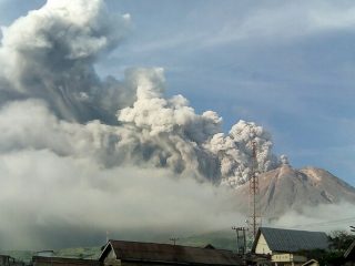 Gunung Sinabung di Kabupaten Karo, Sumatera Utara (Sumut) kembali erupsi dengan meluncurkan guguran awan panas pada Rabu (3/3/2021).