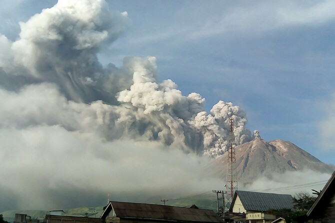 Gunung Sinabung di Kabupaten Karo, Sumatera Utara (Sumut) kembali erupsi dengan meluncurkan guguran awan panas pada Rabu (3/3/2021).