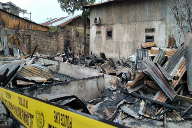 Dua unit rumah satu tembok di Jalan Jati III, Gang Kembar, Lingkungan XI, Kelurahan Teladan Timur, Kecamatan Medan Kota ludes terbakar. Satu penghuninya dilaporkan tewas.