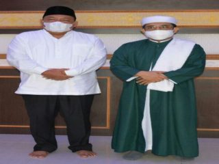 Bupati Langkat berfoto bersama dengan Tuan Guru Babusalam