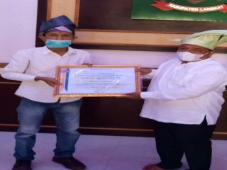 Pengurus Besar Majlis Belia Negeri (PB MBN) Langkat menghadiahkan Tanjak Mahkota Alam kepada Bupati Langkat Terbit Rencana PA, di Rumah Dinas Bupati Langkat, Stabat, Selasa (2/3/2021).