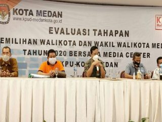 Ketua KPU Medan, Agussyah R Damanik saat diskusi evaluasi Pilkada Medan di Theme Parkir, Serdang Bedagai, Rabu malam(3/3/2021).