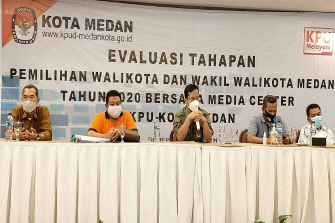 Ketua KPU Medan, Agussyah R Damanik saat diskusi evaluasi Pilkada Medan di Theme Parkir, Serdang Bedagai, Rabu malam(3/3/2021).