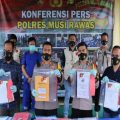 Seorang kepala Desa (Kades) Musi Rawas berinisial AKR, 43, menggunakan dana bantuan Covid-19 untuk bermain judi.