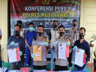 Seorang kepala Desa (Kades) Musi Rawas berinisial AKR, 43, menggunakan dana bantuan Covid-19 untuk bermain judi.