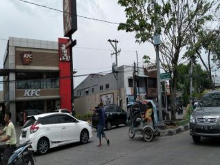 Arus lalu lintas di jalan SM Raja tepatnya di depan Hotel Grand Antares Medan, selalu mengalami kepadatan di jam-jam pulang kerja, Kamis, (4/3/2021).