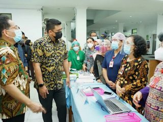 Walikota Medan, Bobby Nasution kembali melakukan inspeksi mendadak (sidak), kali ini menantu Presiden Jokowi itu sidak ke salah satu rumah sakit milik Pemko Medan yaitu Rumah Sakit Umum Daerah (RSUD) Pirngadi Medan, Kamis (4/3/2020).