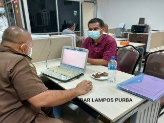 Tiga orang tersangka kasus dugaan korupsi pengerjaan proyek peningkatan Jalan Parbotihan- Pulogidang- Temba tahun anggaran 2016 ditahan Kejaksaan Tinggi Sumatera Utara (Sumut), Kamis (4/3/2021).