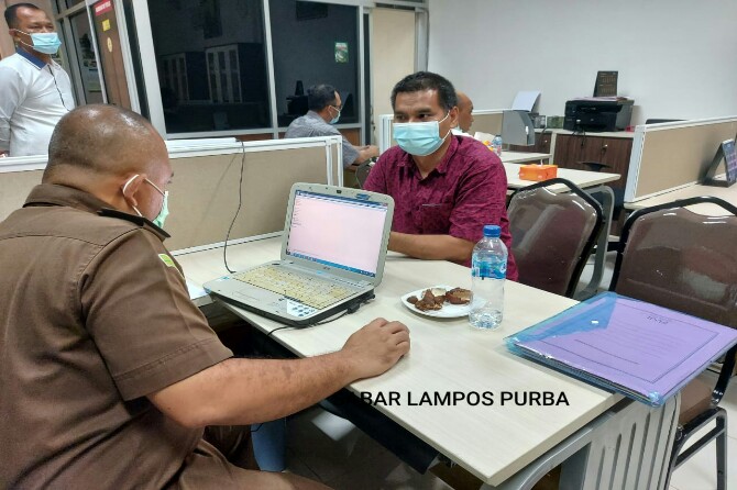 Tiga orang tersangka kasus dugaan korupsi pengerjaan proyek peningkatan Jalan Parbotihan- Pulogidang- Temba tahun anggaran 2016 ditahan Kejaksaan Tinggi Sumatera Utara (Sumut), Kamis (4/3/2021).