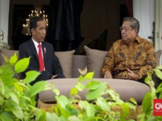 Pengurus DPP Partai Demokrat Andi Arief mengklaim Ketua Majelis Tinggi Partai Demokrat Susilo Bambang Yudhoyono (SBY) akan berdemonstrasi di Istana Kepresidenan, Jakarta.