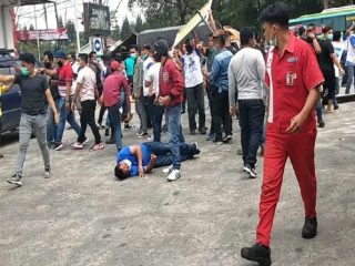 Puluhan pemuda mengusir para kader DPD Partai Demokrat Sumut yang ingin membubarkan acara Kongres Luar Biasa (KLB) yang digelar di Hotel The Hill Sibolangit, Kabupaten Deliserdang, Jumat (5/3/2021).