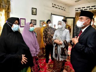 Gubernur Sumatera Utara (Sumut) Edy Rahmayadi bersama Ketua TP PKK Sumut Nawal Lubis mengunjungi keluarga Almarhum Ilham Pane, di Jalan Banten, Pasar IV, Helvetia, Kota Medan, Minggu (7/3/2021).