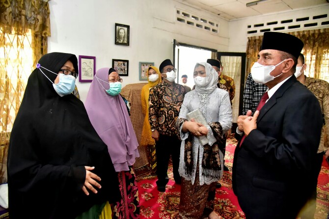 Gubernur Sumatera Utara (Sumut) Edy Rahmayadi bersama Ketua TP PKK Sumut Nawal Lubis mengunjungi keluarga Almarhum Ilham Pane, di Jalan Banten, Pasar IV, Helvetia, Kota Medan, Minggu (7/3/2021).