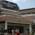 Mulai Hari ini Rumah Sakit Umum Pusat (RSUP) Haji Adam Malik Medan, memulai vaksinisasi masal untuk masyarakat kalangan lanjut usia (lansia) diatas usia 60 tahun, Senin (8/3/2021).