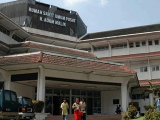 Mulai Hari ini Rumah Sakit Umum Pusat (RSUP) Haji Adam Malik Medan, memulai vaksinisasi masal untuk masyarakat kalangan lanjut usia (lansia) diatas usia 60 tahun, Senin (8/3/2021).