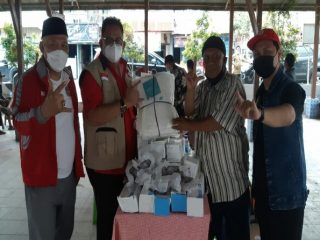 Ketua DPRD Sumatera Utara (Sumut), Baskami Ginting menggelar bakti sosial berupa pemberian masker dan pemeriksaan gratis di Desa Batukarang, Kecamatan Payung, Kabupaten Karo, Minggu (07/03/2021).