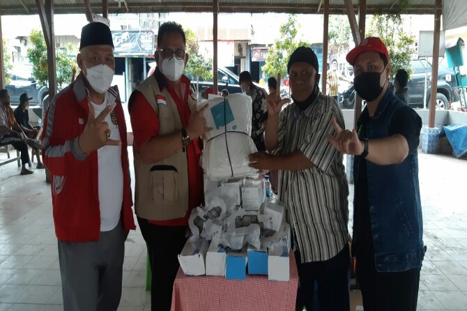 Ketua DPRD Sumatera Utara (Sumut), Baskami Ginting menggelar bakti sosial berupa pemberian masker dan pemeriksaan gratis di Desa Batukarang, Kecamatan Payung, Kabupaten Karo, Minggu (07/03/2021).