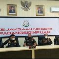 Kejaksaan Negeri (Kejari) Padangsidimpuan menetapkan Kepala Puskesmas Sadabuan berinisial FSH sebagai tersangka dalam kasus dugaan korupsi pemotongan insentif tenaga kesehatan (nakes) dalam penangan Covid-19.