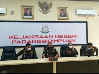Kejaksaan Negeri (Kejari) Padangsidimpuan menetapkan Kepala Puskesmas Sadabuan berinisial FSH sebagai tersangka dalam kasus dugaan korupsi pemotongan insentif tenaga kesehatan (nakes) dalam penangan Covid-19.