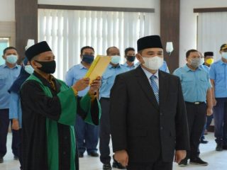 Direktur PDAM Tirta Wampu Herman saat pengambilan sumpah jabatan