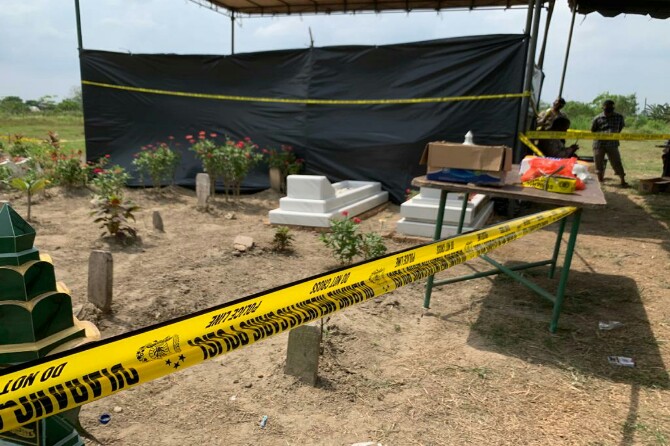 Tim forensik Rumah Sakit Bhayangkara Medan bersama pihak kepolisian membongkar makam Joko Dedi Kurniawan yang merupakan mantan tahanan Polsek Sunggal untuk dilakukan autopsi.