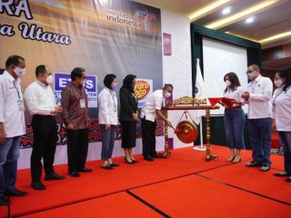 Agus Suryono saat memukul gong tanda dimulainya Rakerda I PHRI BPD Sumut, Rabu (10/3/2021) di Hotel Grand Inna Medan, yang dihadiri seluruh pengurus dan menyimpulkan beberapa poin program kerja.