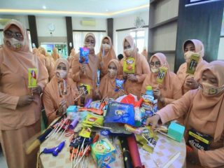 Sebagai upa peningkatan ekonomi kerakyatan bagi anggota dan masyarakat, Kader Dharma Wanita Langkat diberi pelatihan pembuatan buket dari bunga, kemasan jajanan dan juga dari uang.