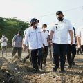 Walikota Medan, Bobby Nasution saat meninjau pengerjaan pembetonan akses menuju Pasar Induk, Lau Cih, Medan Tuntungan, Rabu sore (10/3/2021)