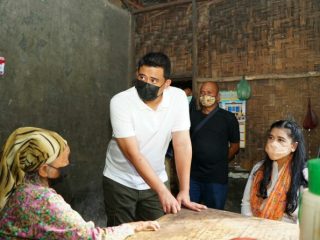 Walikota Medan, Muhammad Bobby Afif Nasution kembali bersua dengan Sarifah, 70, wanita sepuh yang tinggal sebatang kara di rumahnya yang terletak di Lingkungan 6, Kelurahan Denai, Kecamatan Medan Denai, Kamis (11/3/2021).