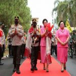 Kapolda Sumatera Utara, Irjen Pol Panca Putra Simanjuntak beserta istri yakni, Rita Panca Putra hari ini resmi pertama kalinya datang untuk berkantor di Mapolda Sumut, Jumat (12/3/2021).