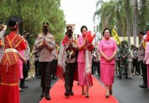 Kapolda Sumatera Utara, Irjen Pol Panca Putra Simanjuntak beserta istri yakni, Rita Panca Putra hari ini resmi pertama kalinya datang untuk berkantor di Mapolda Sumut, Jumat (12/3/2021).