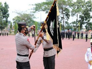 Kepolisian Daerah (Polda) Sumatera Utara menggelar upacara penyerahan Pataka Satya Bakti Jaya di Lapangan KS Tubun Polda Sumut, Jumat (12/3/2021).
