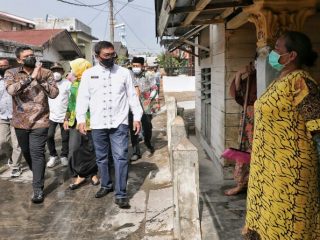 Walikota Medan, Muhammad Bobby Afif Nasution mengunjungi rumah salah seorang warga bernama Rosnani yang berada di dalam gang kecil di Jalan Pusara, Sicanang, Belawan, Jumat (12/3/2021).