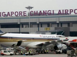 Perdana Menteri Lee Hsien Loong mengatakan akan membuka kembali perbatasan Singapura mulai akhir tahun 2021. Upaya tersebut dilakukan setelah semakin banyak negara yang mulai program vaksinasi Covid-19.