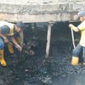 Petugas Dinas PU Medan sedang melakukan normalisasi drainase di Kota Medan. Pemko Medan kedepannya berencana mengadopsi cara China dalam menormalisasi sungai dalam mengatasi banjir