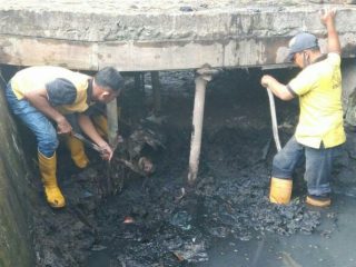 Petugas Dinas PU Medan sedang melakukan normalisasi drainase di Kota Medan. Pemko Medan kedepannya berencana mengadopsi cara China dalam menormalisasi sungai dalam mengatasi banjir