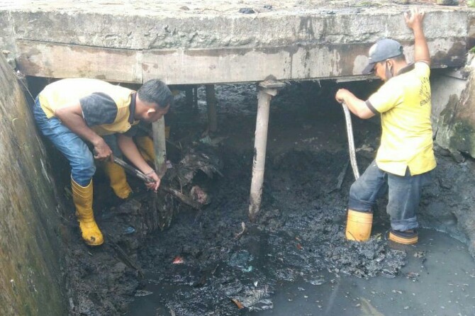 Petugas Dinas PU Medan sedang melakukan normalisasi drainase di Kota Medan. Pemko Medan kedepannya berencana mengadopsi cara China dalam menormalisasi sungai dalam mengatasi banjir