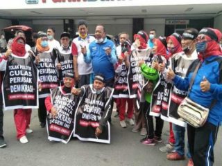 Muncul sebuah petisi yang diajukan untuk pencopotan Moeldoko sebagai Kepala Staf Kepresidenan di seputaran Lapangan Merdeka Medan dengan tema 'Save Demokrasi'.