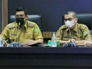 Walikota Medan Muhammad Bobby Afif Nasution didampingi Asisten Ekbang Setdako Medan, Khairul Syahnan Harahap saat memimpin rapat koordinasi dengan BWS Sumatera II