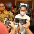 Dirut PT Bank Sumut Moch Budi Utomo (kiri) mendampingi Wagubsu Musa Rajekshah (tengah) saat wawancara dengan wartawan, Senin (15/3/2021).