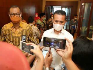 Dirut PT Bank Sumut Moch Budi Utomo (kiri) mendampingi Wagubsu Musa Rajekshah (tengah) saat wawancara dengan wartawan, Senin (15/3/2021).