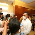 Wagubsu Musa Rajekshah didampingi Komut PT Bank Sumut Datuk Syaiful Azhar (kanan) memberikan keterangan pada wartawan, Senin (15/3/2021)