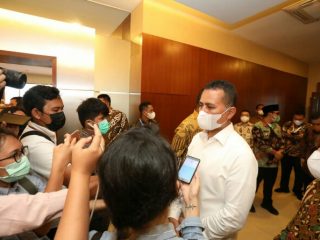 Wagubsu Musa Rajekshah didampingi Komut PT Bank Sumut Datuk Syaiful Azhar (kanan) memberikan keterangan pada wartawan, Senin (15/3/2021)