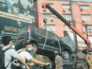Sebanyak satu unit mobil untuk menjual paket internet dan sejumlah sarana dagangan milik PK 5 diangkut petugas saat melakukan penertiban di kawasan Medan Petisah, Senin (15/3/2021).