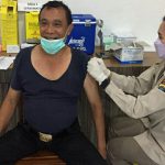 Seratus personel dan Aparatur Sipil Negara (ASN) yang bertugas di Polda Sumatera Utara (Sumut) menjalani vaksinasi Covid-19 di Bidang Kedokteran dan Kesehatan (Biddokkes) Polda Sumut, Senin (15/3/2021).